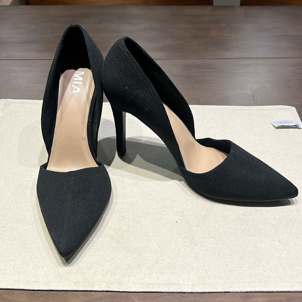 Mia black pumps